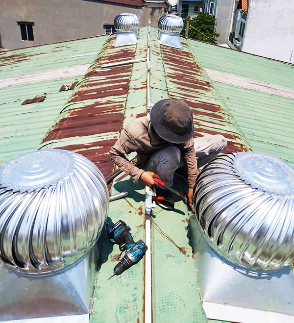Lắp quả cầu trên các công trình mái tôn